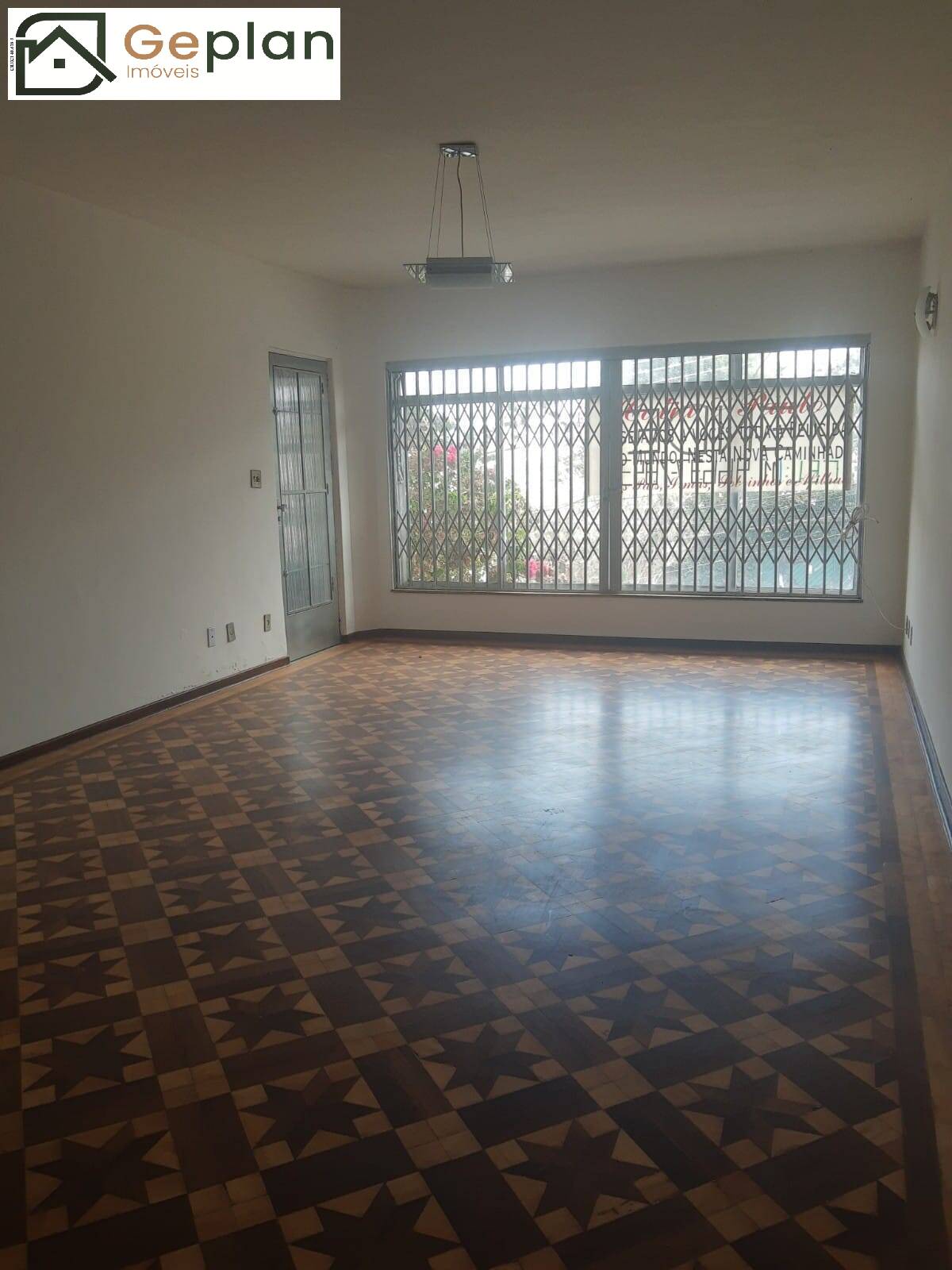 Casa à venda com 3 quartos, 196m² - Foto 1